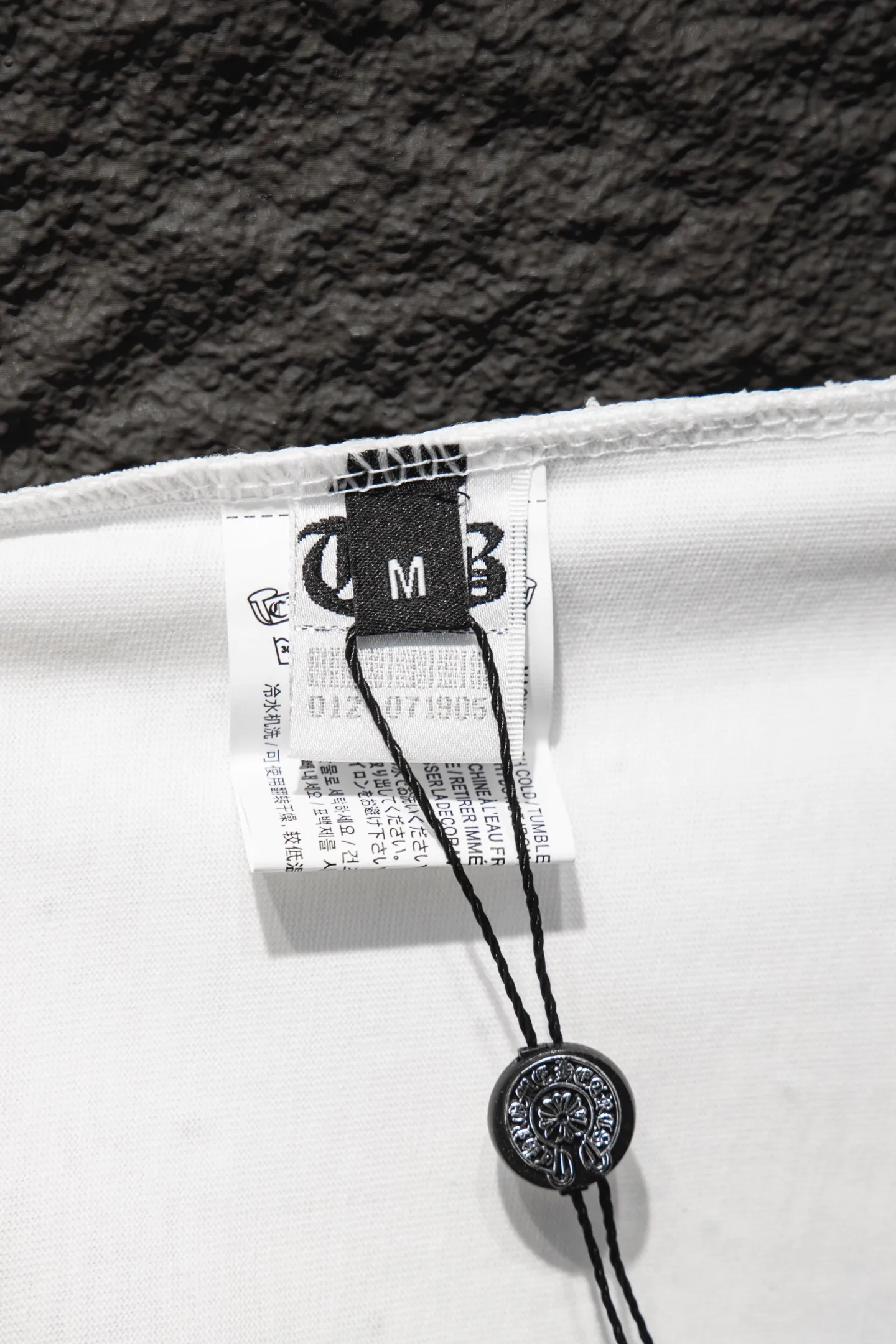 P200 🆕Chrome Hearts 25ss os version is really charming and Chrome Hearts is really a must-have. Every season’s new version is made to the extreme. It is very practical and can be worn casually. Nice✔️ - ⚠️100% cotton. It is made of 32-count double yarn, 260-gram weight fabric and imported knitted needle carded cotton. It has moderate thickness, drape and contour, and the upper body is comfortable! ! It is very tolerant to fat body types and can instantly lose five pounds after wearing it!  Specially ordered many Austrian hot diamonds, which have the bling bling effect of natural crystals under the light, with multi-faceted reflective points, and the production cost is extremely high. The laser molding includes a computer engraving machine and a laser machine, which are accurate in units of particles. Finally, it is hot and set at high temperature. After the hot ironing, the firmness needs to be tested repeatedly on the hot stamping. It can show colorful reflections under the light. The collar webbing extends to the shoulders for reinforcement, and the stitching at the joints. The hem and cuffs are all made with 0.2mm stitch double-thread stitching. They are carefully produced at a high cost. The attitude of making goods with a magnifying glass restores the quality and effect of the product. The full set of customized accessories only presents every detail to the customer. Printing is done using film printing. 50,000 positioning is very time-consuming. The body is treated with silicone elements, which greatly increases the interest of the clothing; unique visual effects. After special treatment, a unique effect is formed. An irregular hem is added to the version. This year's Kroxin is the main version. In the past two years, the oversize version has become the focus of the trend and has been a popular staple in the past two years. The change of designers has made this brand an instant hit. The progressive fashion of the times also needs the blood impact of fresh elements and trendy designs in order to continue its glory! It’s stylish both inside and outside, a must-have for high street travel! An absolute "eye-catching style" that can match couples 💏 Color: Black White Size: S M L XL